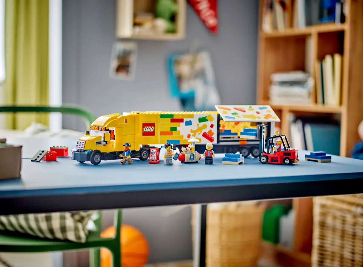 LEGO City Yellow Delivery Truck - Image 10