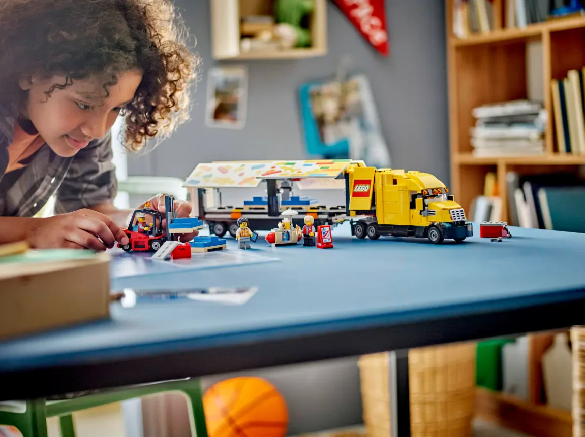 LEGO City Yellow Delivery Truck - Image 11