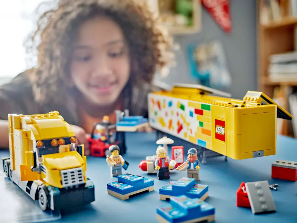 LEGO City Yellow Delivery Truck - Image 8