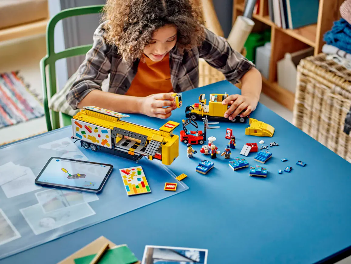 LEGO City Yellow Delivery Truck - Image 9